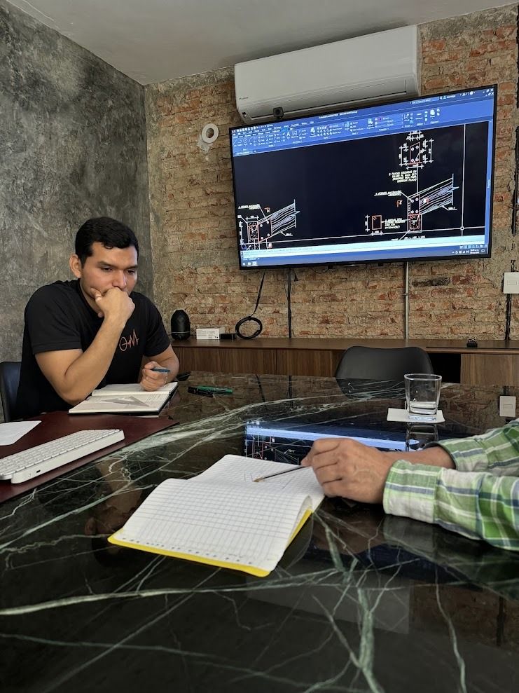 Equipo de BIRIC revisando planos estructurales